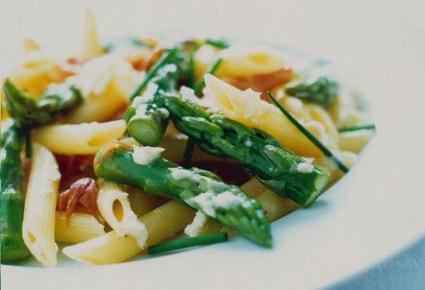 Pasta-Salad-with-Horseradish-Cream-Asparagus